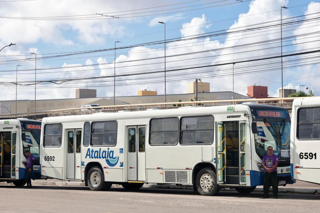 Prefeito Edvaldo acompanha entrega de 10 novos ônibus do transporte coletivo para a Grande Aracaju - SMTT Aracaju
